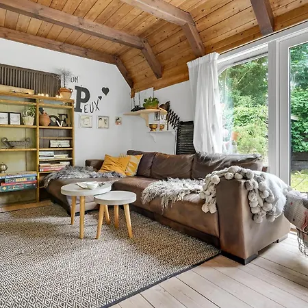 Holiday home Stunning In With Kitchen